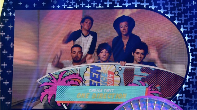 O grupo One Direction aceita prêmio a distância no Teen Choice Awards 2014