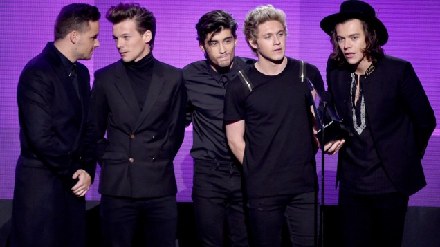 O grupo One Direction é premiado no American Music Awards 2014