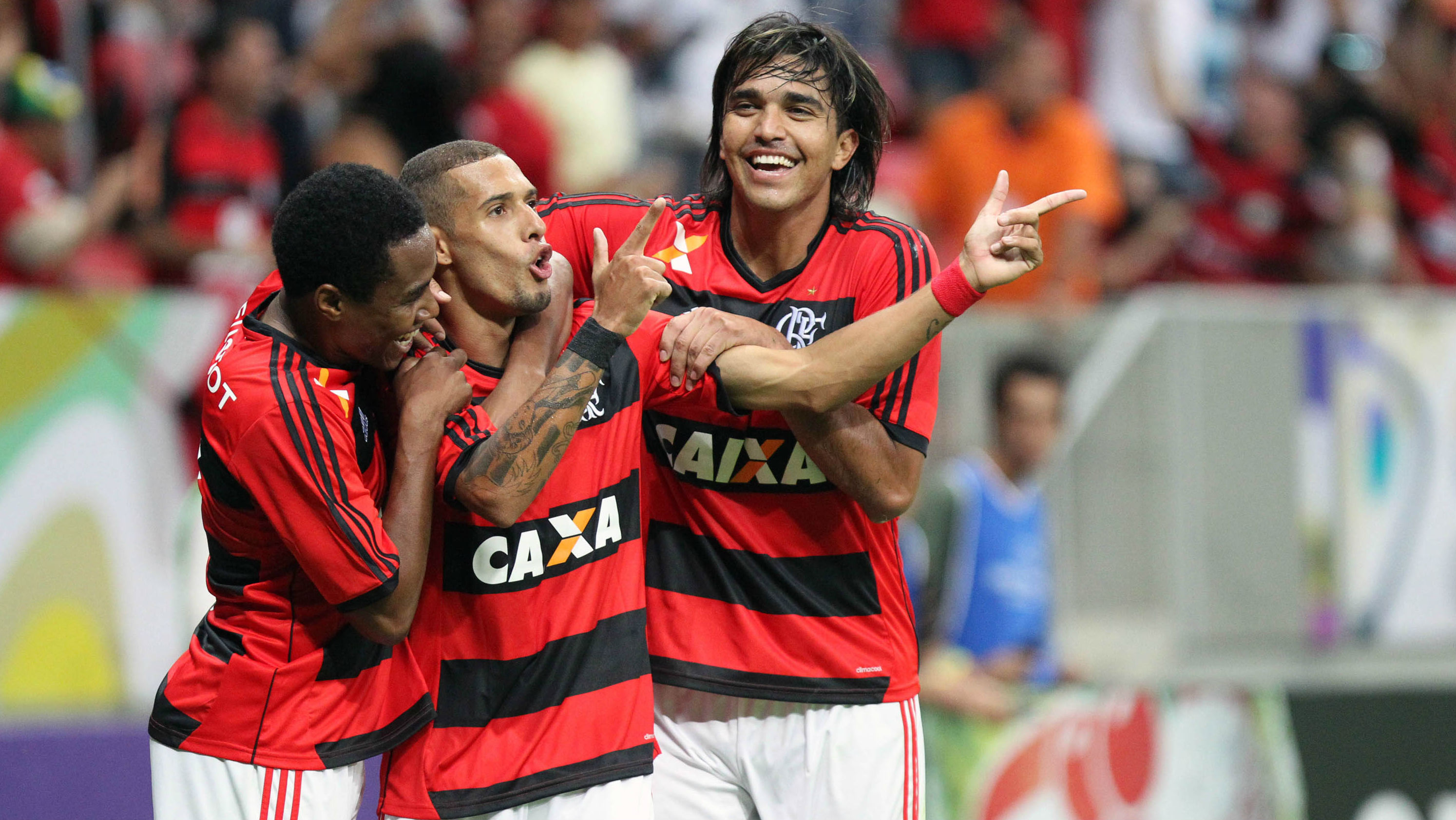 Paulinho do Flamengo comemora gol sobre o Vasco