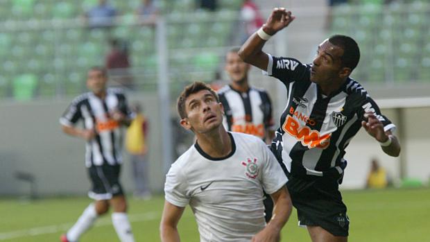 O meia Alex do Corinthians disputa bola com Richarlysson durante vitória mineira em Belo Horizonte