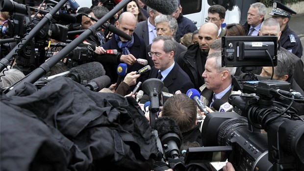 O ministro do Interior da França Claude Guéant fala à imprensa depois da ação policial desta quinta-feira em que Mohammed Merah acabou morto