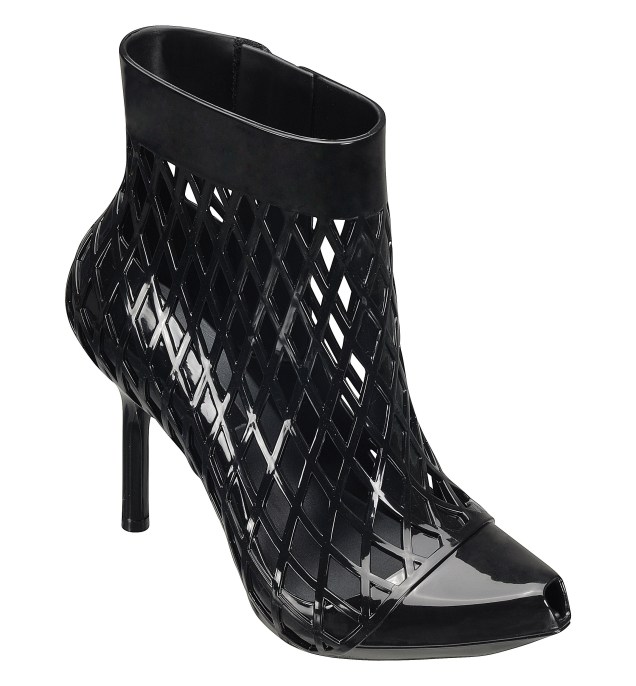 O modelo Melissa Mesh Pump é um dos desenhados pelo estilista Jean Paul Gaultier, o primeiro internacional a assinar os sapatos da marca, em 1983