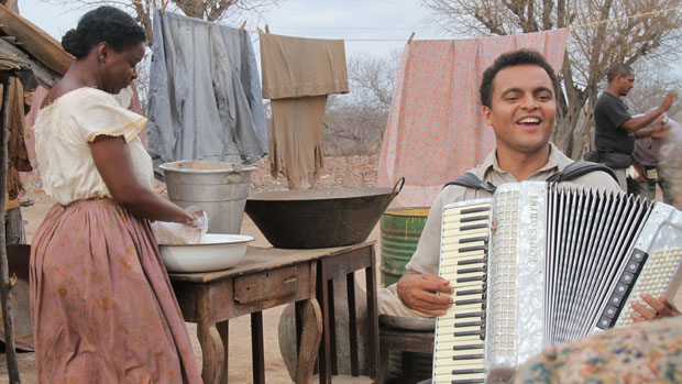 O músico Chambinho do Acordeon interpreta Luiz Gonzaga no filme 'Gonzaga - De Pai Para Filho'