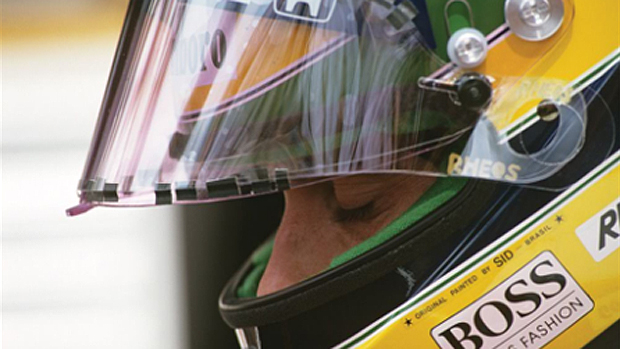 O piloto Ayrton Senna em trecho do documentário 'Senna'