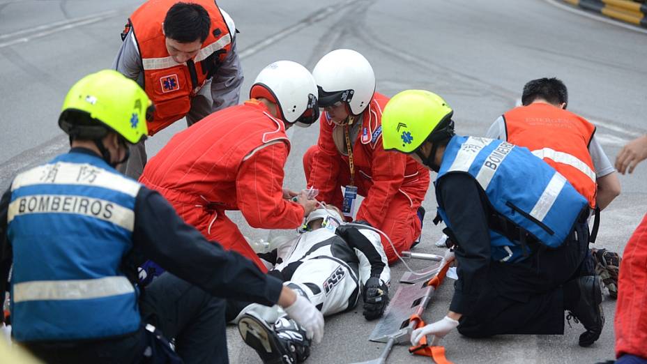 O piloto português é atendido após acidente no circuito de rua de Macau 