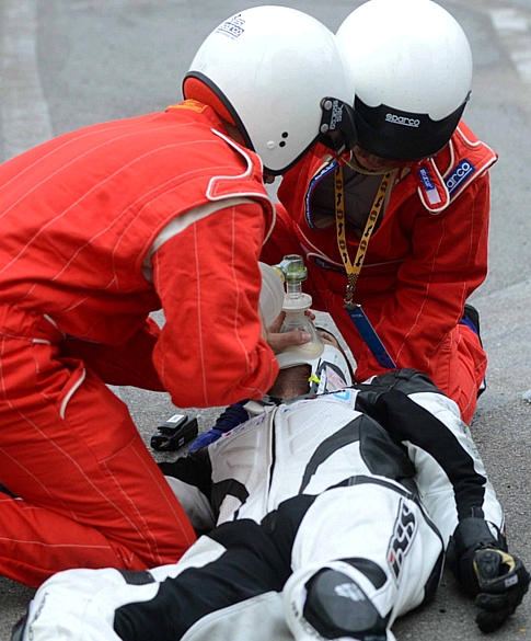 O piloto português é atendido após acidente no circuito de rua de Macau