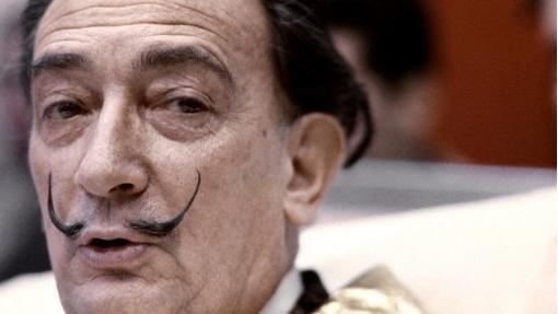 O pintor espanhol Salvador Dalí em visita a Paris em dezembro de 1971