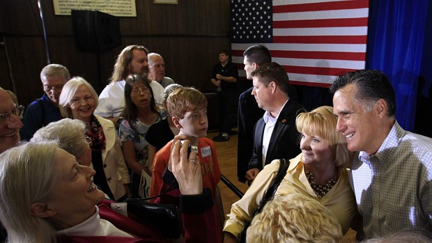 O pré-candidato Mitt Romney com eleitores na cidade de Moline, em Illinois