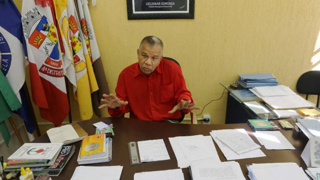 O prefeito de Itaocara, Gelsimar Gonzaga, do PSOL, em seu gabinete