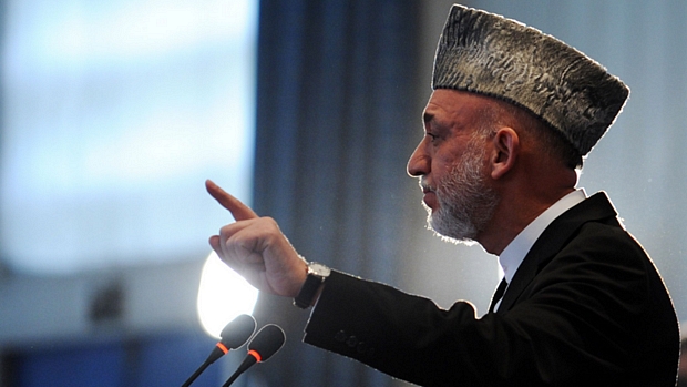 O presidente afegão, Hamid Karzai, discursa durante cerimônia em Cabul