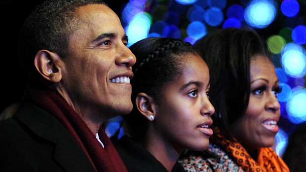 O presidente Barack Obama, a filha Malia e a primeira-dama, Michelle Obama, durante um evento em Washington