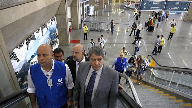 O presidente da Anac, Marcelo Guaranys (de colete azul), faz vistoria no aeroporto do Galeão ao lado do ministro-chefe da Secretaria de Aviação Civil (SAC), Wagner Bittencourt