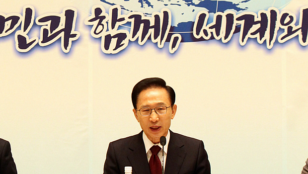 O presidente da Coreia do Sul, Lee Myung-bak, discursa em Seul