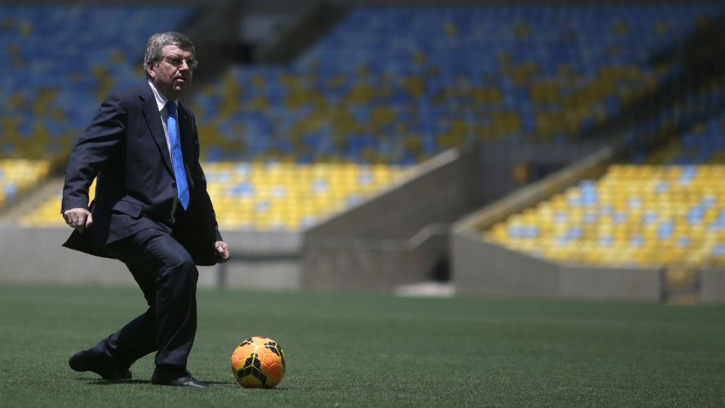 O presidente do Comitê Olímpico Internacional, Thomas Bach, no Maracanã: o cartola alemão vai entrar em campo para garantir que o Rio avance com suas obras