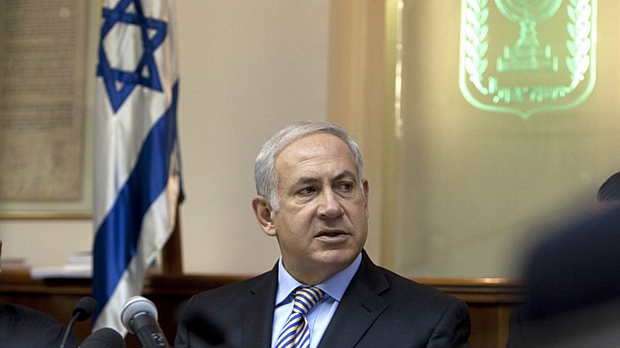 O primeiro-ministro Benjamin Netanyahu discursa em encontro semanal em Jerusalém