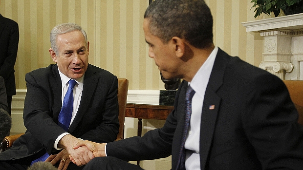 O primeiro-ministro israelense cumprimenta Barack Obama em reunião nesta segunda-feira em que o foco é o Irã
