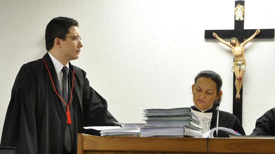 O promotor Henry Castro e a juíza Marixa Fabiane no júri do ex-policial Bola