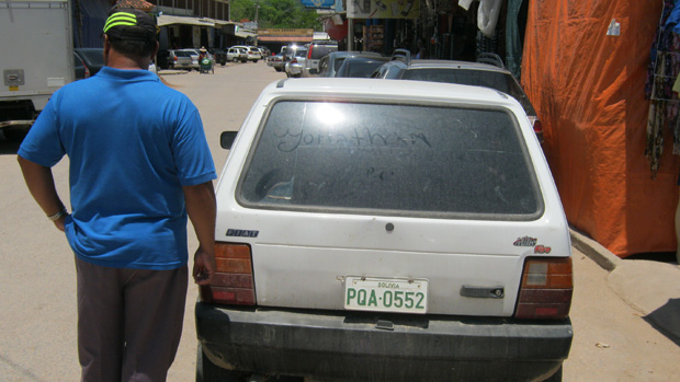 O taxista boliviano Juan Pedro de Jesus ao lado de seu Uno, roubado no Brasil: ele reclama que corre o risco de perder o carro