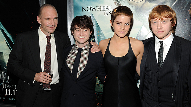 O trio de bruxos de Harry Potter com Ralph Fiennes (esq.), que faz o vilão Voldemort no lançamento do filme em Nova Yorklançamento