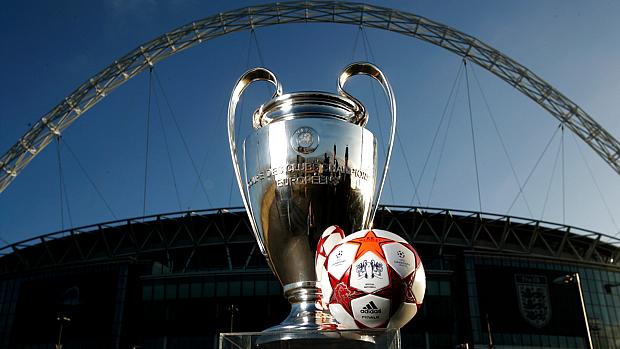 O troféu da Liga dos Campeões diante do novo estádio de Wembley, com a bola oficial da final de 2011, entre Barcelona e Manchester United