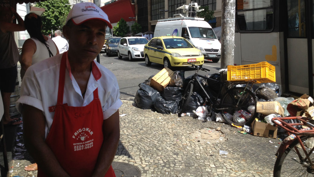 O vendedor Sergio Luciano critica a falta de coleta de lixo nas ruas do Rio de Janeiro, causada pela greve de garis da Comlurb