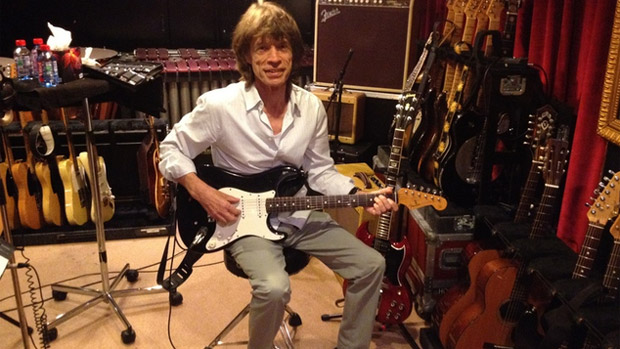 O vocalista dos Rolling Stones, Mick Jagger, feliz como uma criança no reencontro da banda em um estúdio de Paris
