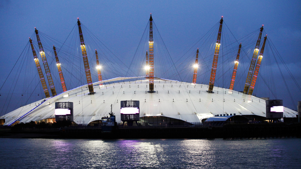 O2 Arena, iluminada à noite, em Londres: final olímpica entre EUA e Espanha