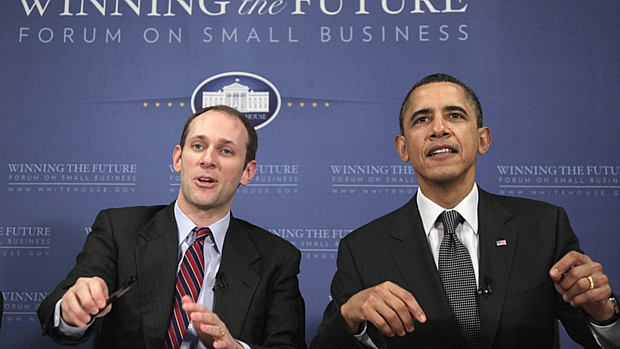 Austan Goolsbee participa de um evento ao lado do presidente americano Barack Obama em Cleveland, em fevereiro deste ano.
