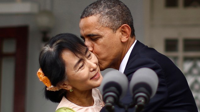 Barack Obama cumprimenta Aung San Suu Kyi durante a primeira visita de um presidente dos Estados Unidos em exercício a Mianmar