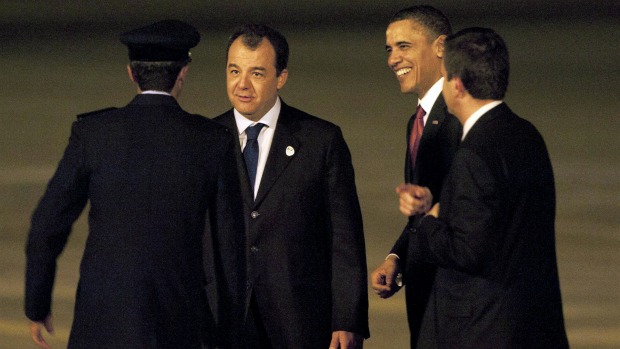 O governador Sérgio Cabral e o prefeito Eduardo Paes recebem Barack Obama na Base Aérea do Galeão: agenda alterada na última hora