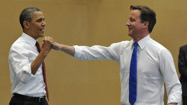 Obama e Cameron se cumprimental após jogo de pingue-pongue. Conversas bilaterais serão na quarta-feira