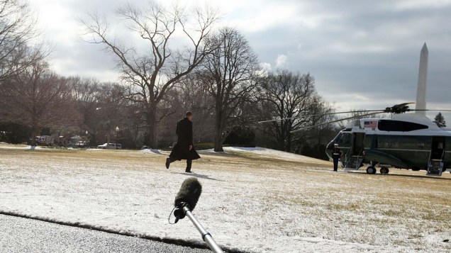 Obama caminha no jardim da Casa Branca em Washington, Estados Unidos