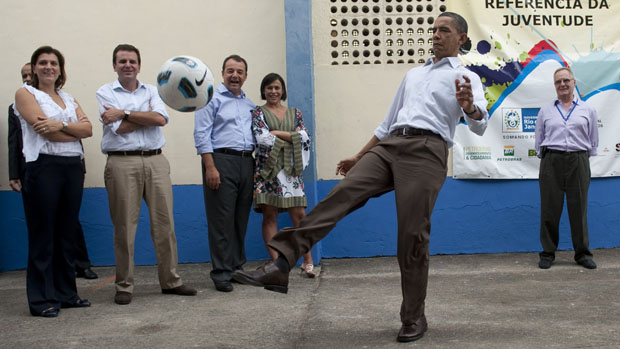 O presidente Barack Obama ensaia uma embaixadinha na chegada à Cidade de Deus, no Rio