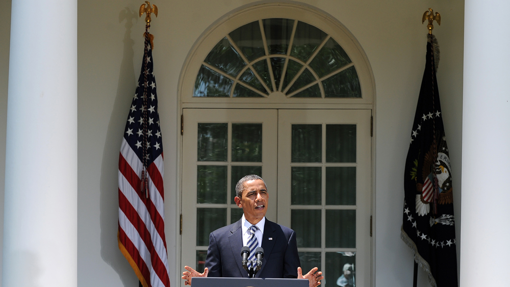 Barack Obama discursa no Jardim das Rosas da Casa Branca, Washington, após aprovação do plano para dívida americana no Congresso