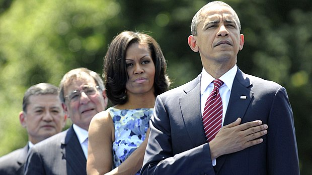 Barack Obama, acompanhado de sua mulher, Michelle, do secretário de Defesa, Leon Panetta, e do secretário dos Veteranos de Guerra, Eric Shiseki