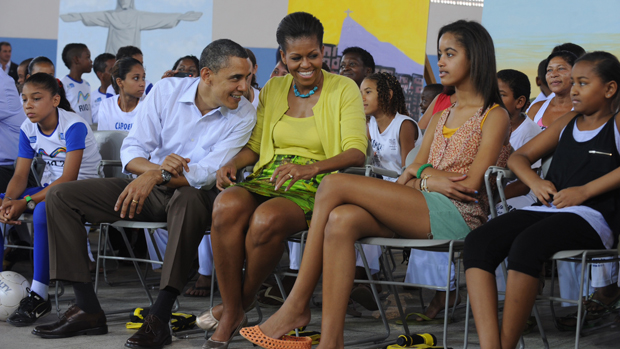 O presidente Barack Obama conversa com a esposa, Michelle, e as filhas Malia e Sasha, durante apresentação de capoeira na Cidade de Deus