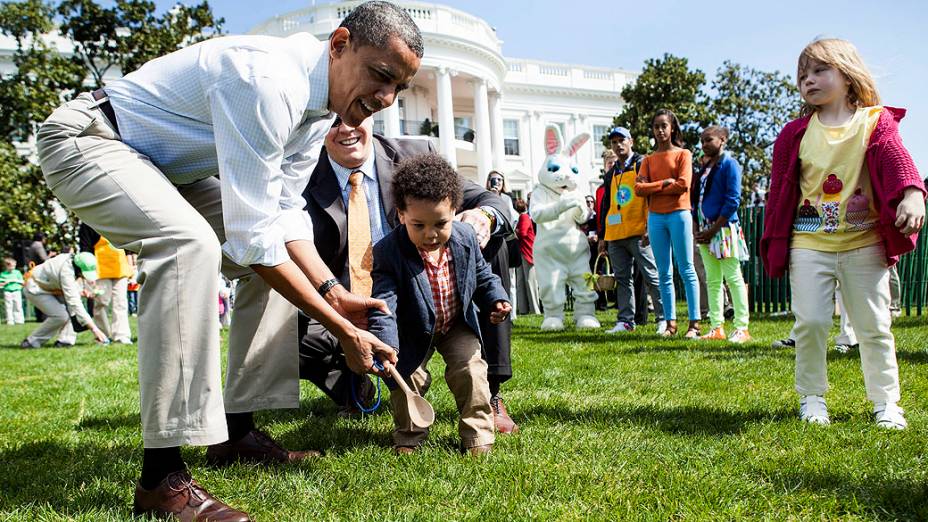 Presidente dos Estados Unidos, Barack Obama inicia uma competição entre crianças no gramado sul da Casa Branca, tradicional rolo de ovos de Páscoa , em Washington