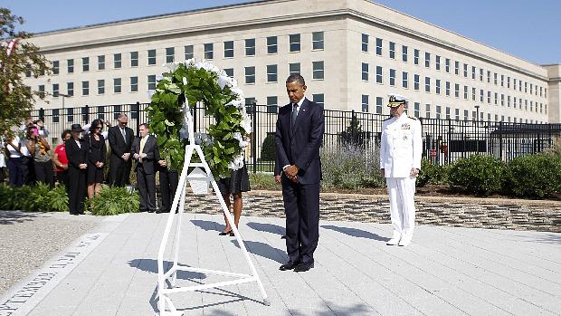 Obama deixa coroa de flores brancas no memorial do Pentágono