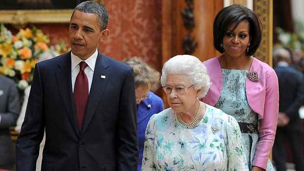 Obama e a primeira-dama Michele são acompanhados por Elizabeth II no Palácio de Buckingham