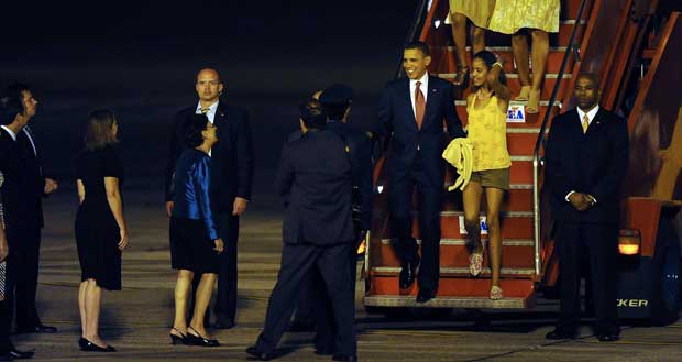 No Rio: Obama desce do avião presidencial ao lado da filha Malia