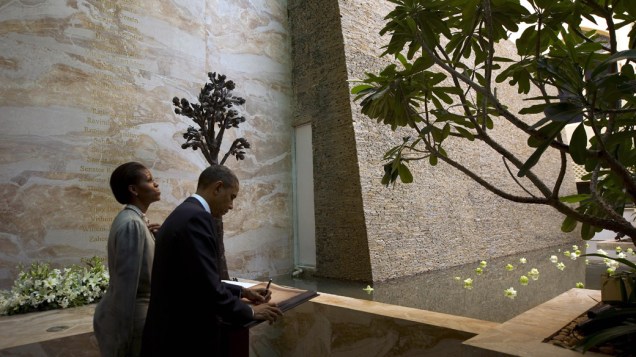 Obama e a esposa, Michelle, assinam o livro de condolências no Memorial de 26/11, no Hotel Taj Mahal Palace, em Mumbai, no sábado (6)