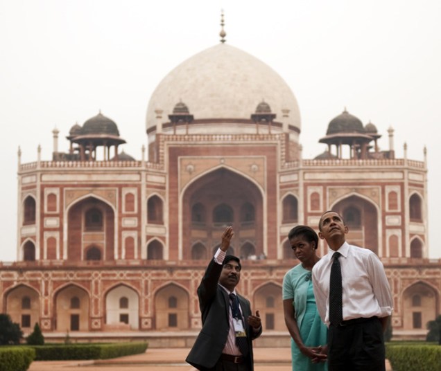 Barack e Michelle Obama visitam a Tumba de Humayun, em Nova Déli, no domingo (7)