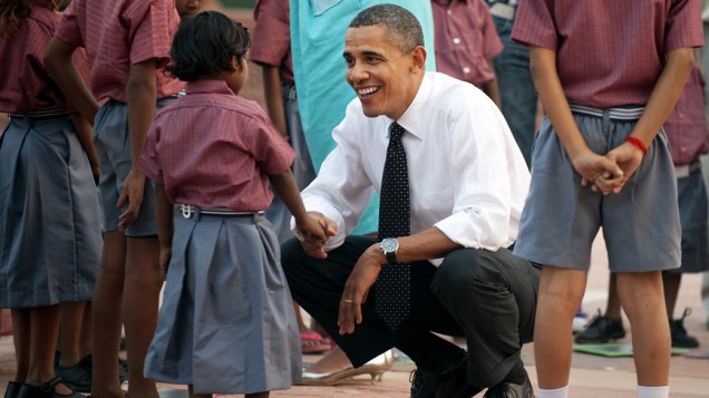 No domingo (7), durante sua passagem por Nova Déli, Índia, Obama aproveitou para brincar com crianças da região
