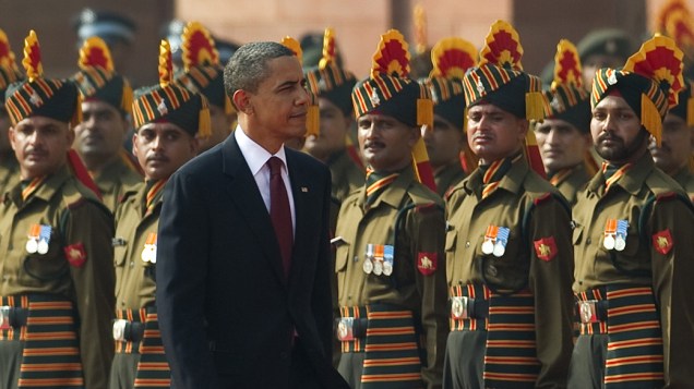 O presidente dos Estados Unidos, Barack Obama, chega à cerimônia de boas-vindas no palácio Presidencial, em Nova Déli, Índia, na segunda-feira (8)