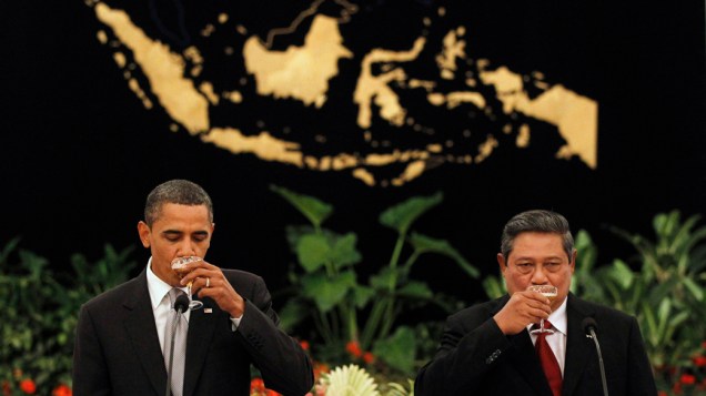 Barack Obama e Susilo Bambang Yudhoyono, presidente da Indonésia, brindam em jantar oficial em Jacarta, na terça-feira (9)