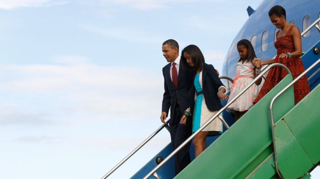 Presidente Barack Obama desembarca do Força Aérea Um com a primeira-dama Michelle Obama e as filhas Sasha e Malia, na Base Aérea de Brasília