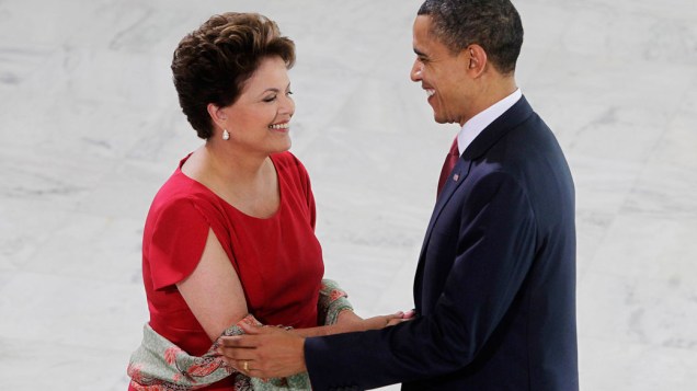 Presidente americano Barack Obama cumprimenta Dilma Rousseff, em Brasília