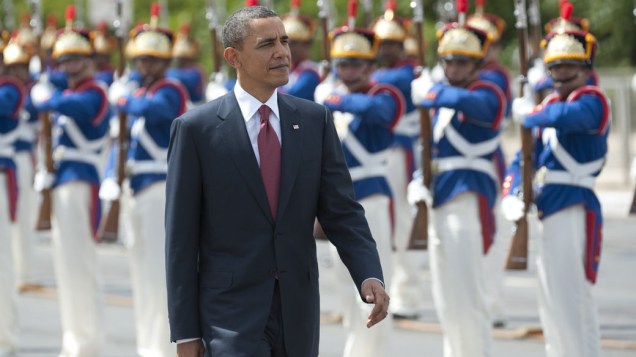 Presidente americano Barack Obama passa em revista às tropas na chegada ao Palácio do Planalto