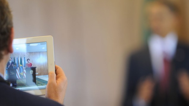 Jornalista grava discurso do presidente americano Barack Obama com iPad