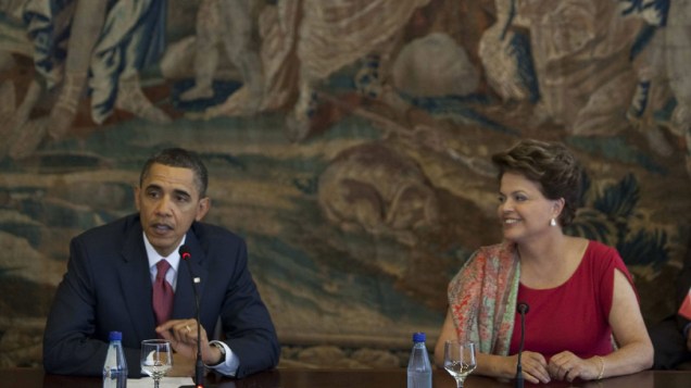 Os presidentes Barack Obama e Dilma Rousseff durante encontro com ministros brasileiros
